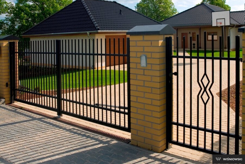 Garážové brány, oplotenia