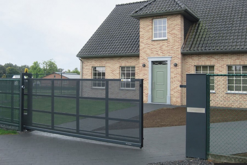 Garážové brány, oplotenia
